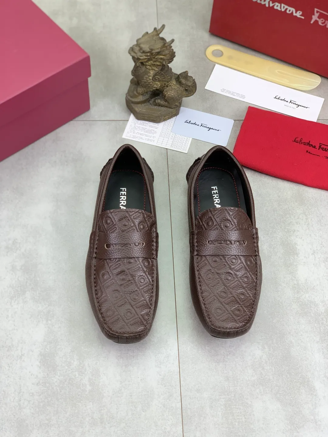 Men's shoes 💰P542 New model, high quality [Ferragamo/Ferragamo] Latest lazy slip-on shoes Original imported calfskin, imported cowhide lining + original luxury metal buckle + original combination outsole Comparison without pressure Code number: 38-45